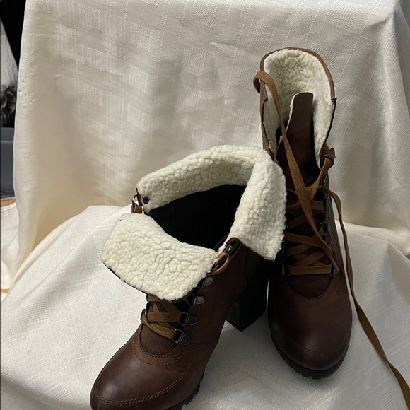 Steve Madden Brown Lace-Up Boots with Shearling Lining - Picture 5 of 7